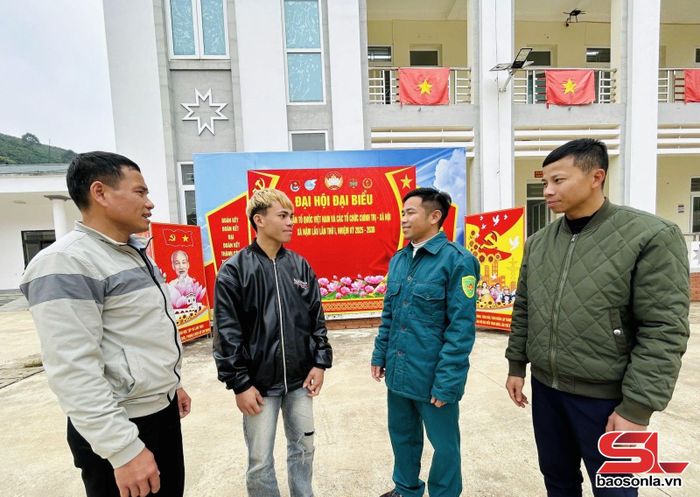 Ban CHQS xã Nậm Lầu tuyên truyền công dân lên đường nhập ngũ.Ảnh: Bùi Nhẫn