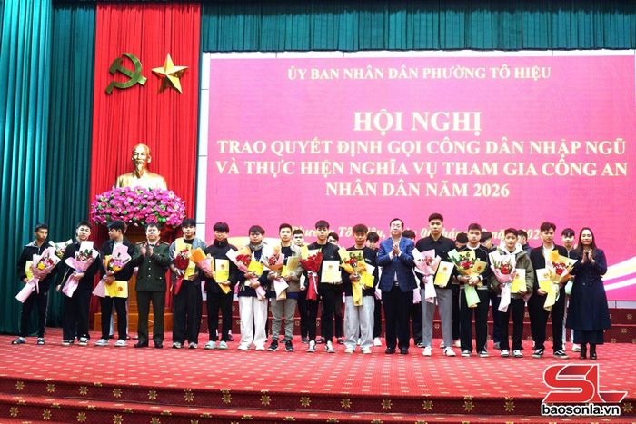 Lãnh đạo phường Tô Hiệu trao Quyết định và tặng hoa chúc mừng công dân thực hiện nghĩa vụ quân sự.