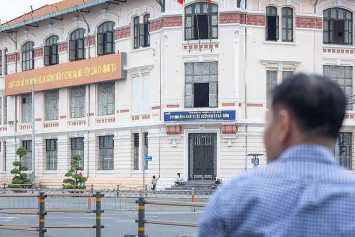  Đối diện chợ Bến Thành là một trong những dấu ấn còn lại của hệ thống giao thông xưa - tòa nhà Hỏa Xa, nay được sử dụng làm chi nhánh TP.HCM của Tổng công ty Đường sắt Việt Nam. Ảnh: Khương Nguyễn. 