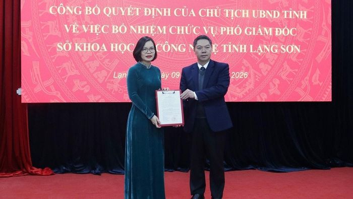 Ông Đoàn Thanh Sơn, Phó Chủ tịch UBND tỉnh trao Quyết định và tặng hoa chúc mừng tân Phó Giám đốc Sở Khoa học và Công nghệ. Ảnh: Cổng TTĐT Lạng Sơn.