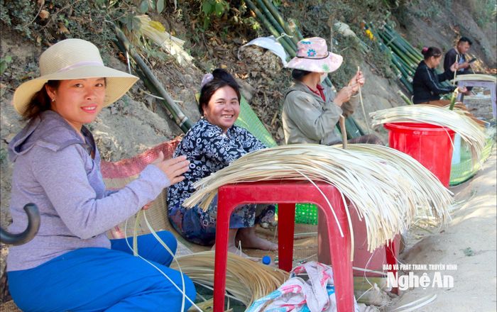 Người dân xã Tương Dương tỉ mẩn chẻ lạt giang, cung cấp cho khách hàng làm dây buộc gói bánh chưng, bánh tét dịp Tết. Ảnh: Xuân Hoàng