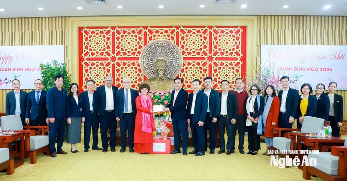 Bà Thái Hương - Nhà sáng lập, Chủ tịch Hội đồng Chiến lược Tập đoàn TH, Tổng Giám đốc Ngân hàng TMCP Bắc Á đến thăm, chúc Tết Bính Ngọ 2026 tỉnh Nghệ An. Ảnh: Thành Duy