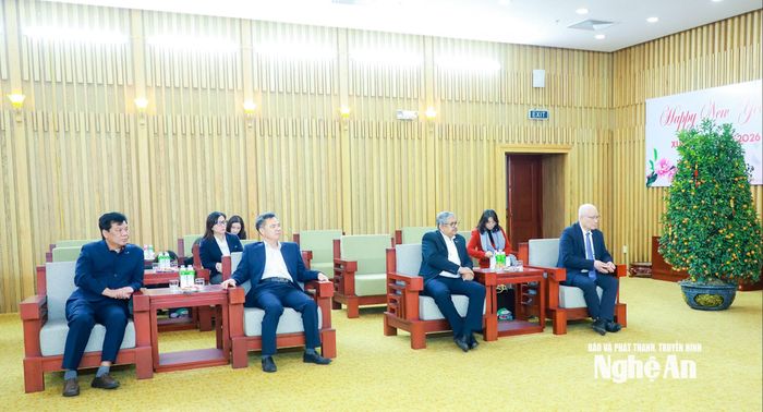 Các thành viên đoàn công tác Tập đoàn TH, Tổng Giám đốc Ngân hàng TMCP Bắc Á. Ảnh: Thành Duy