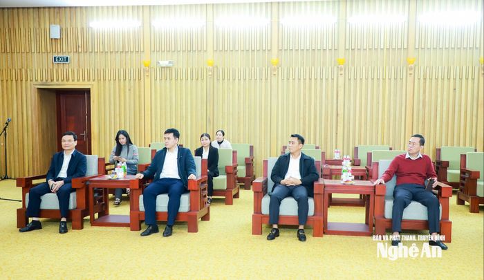 Đại diện Văn phòng UBND tỉnh tại buổi tiếp. Ảnh: Thành Duy