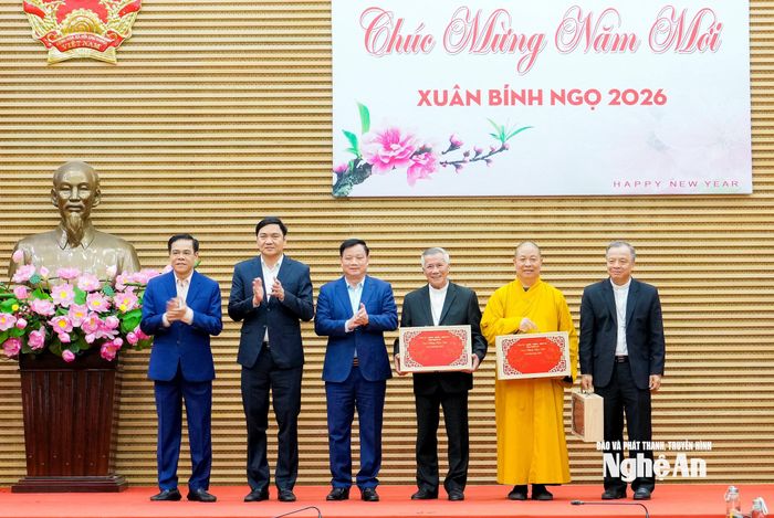 Các đồng chí Thường trực Tỉnh ủy tặng quà Tết đến các vị Giám mục, Hòa thượng. Ảnh: Phạm Bằng
