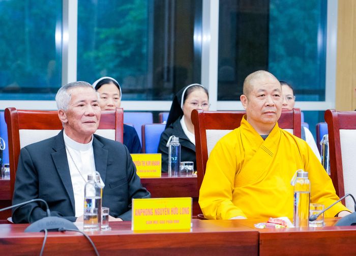 Giám mục Anphong Nguyễn Hữu Long - Giám mục Chính tòa Giáo phận Vinh và Hòa thượng Thích Thọ Lạc - Ủy viên Thường trực Hội đồng Trị sự, Trưởng ban Văn hóa Trung ương Giáo hội Phật giáo Việt Nam, Phó Trưởng ban Thường trực Ban Trị sự Giáo hội Phật giáo tỉnh. Ảnh: Phạm Bằng