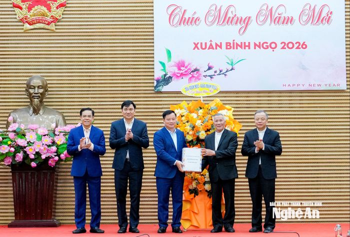 Tòa Giám mục Giáo phận Vinh chúc Tết Tỉnh ủy, HĐND, UBND, Ủy ban MTTQ tỉnh Nghệ An. Ảnh: Phạm Bằng