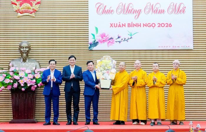 Ban Trị sự Giáo hội Phật giáo tỉnh chúc Tết Tỉnh ủy, HĐND, UBND, Ủy ban MTTQ tỉnh Nghệ An. Ảnh: Phạm Bằng