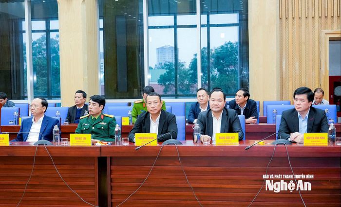 Các đồng chí Ủy viên Ban Thường vụ Tỉnh ủy tham dự chương trình. Ảnh: Phạm Bằng
