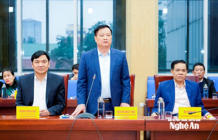 Bí thư Tỉnh ủy Nguyễn Khắc Thận ghi nhận, đánh giá cao sự đóng góp rất lớn và quan trọng của Tòa Giám mục và Ban Trị sự Giáo hội Phật giáo tỉnh cho sự phát triển của tỉnh. Ảnh: Phạm Bằng