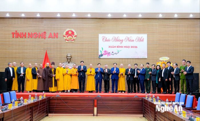 Lãnh đạo Tỉnh ủy, HĐND, UBND, Ủy ban MTTQ tỉnh Nghệ An và Tòa Giám mục Giáo phận Vinh, Ban Trị sự Giáo hội Phật giáo tỉnh chụp ảnh lưu niệm. Ảnh: Phạm Bằng