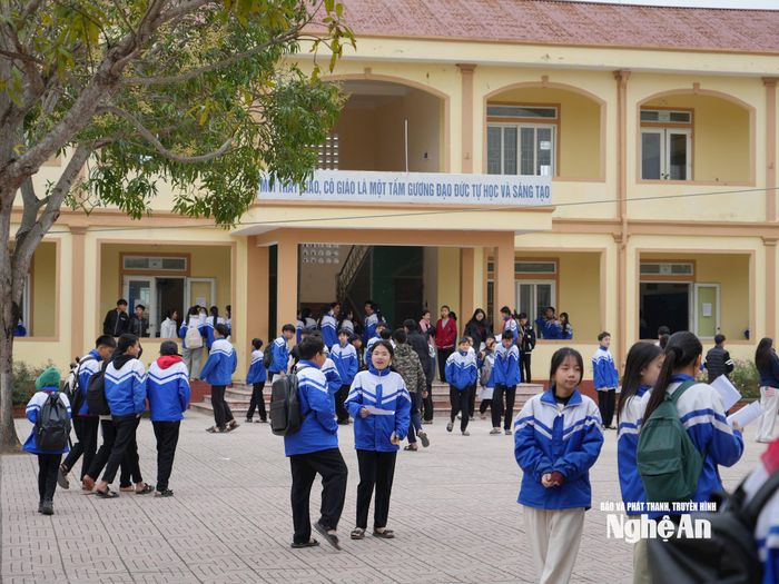 Học sinh ở vùng xa trung tâm gặp khó khăn khi tham gia học thêm ngoài nhà trường. Ảnh: Mỹ Hà