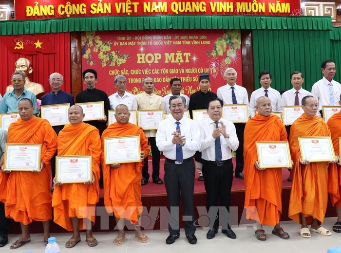 Trao Bằng khen cho đại biểu có thành tích tiêu biểu trong tham gia các cuộc vận động, phong trào thi đua năm 2025. Ảnh: Thanh Hòa- TTXVN