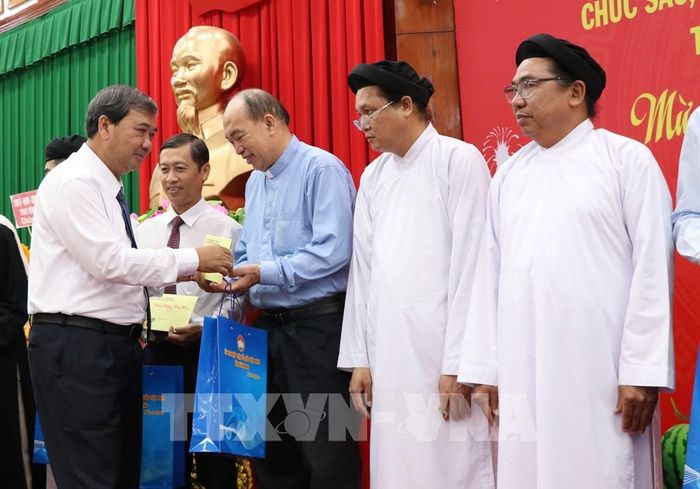 Phó Bí thư Tỉnh ủy, Chủ tịch Ủy ban MTTQ Việt Nam tỉnh Vĩnh Long Kim Ngọc Thái trao quà Tết cho các vị chức sắc, chức việc các tổ chức tôn giáo và người có uy tín trong đồng bào các dân tộc thiểu số. Ảnh: Thanh Hòa- TTXVN