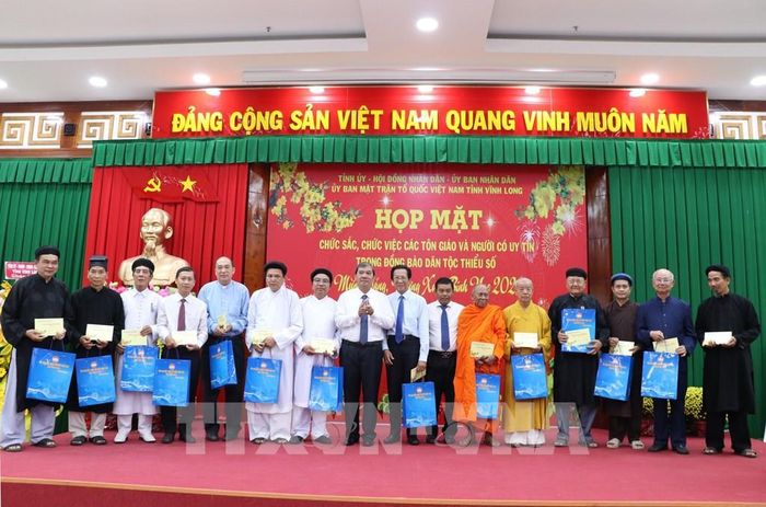 Trao quà Tết cho các vị chức sắc, chức việc các tổ chức tôn giáo và người có uy tín trong đồng bào các dân tộc thiểu số. Ảnh: Thanh Hòa- TTXVN