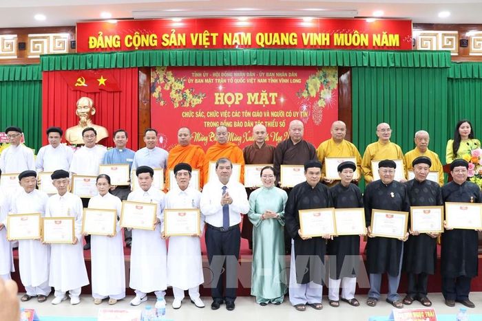 Trao Bằng khen cho đại biểu có thành tích tiêu biểu trong tham gia các cuộc vận động, phong trào thi đua năm 2025. Ảnh: Thanh Hòa- TTXVN