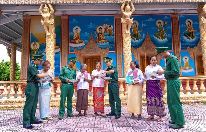 Cán bộ, chiến sĩ Bộ đội Biên phòng tỉnh An Giang tuyên truyền, phổ biến Luật Biên phòng Việt Nam cho đồng bào Khmer tại các chùa ở khu vực biên giới. Ảnh: TUẤN KIỆT