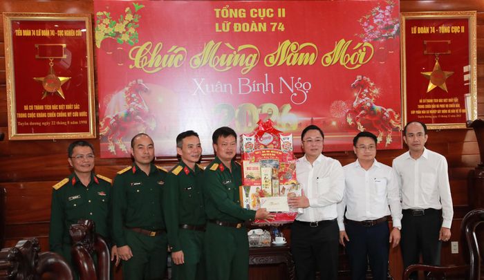 Chủ tịch Ủy ban MTTQ Việt Nam thành phố Lê Trí Thanh (thứ 3, bên phải sang) thăm, chúc Tết Lữ đoàn 74 (Tổng cục II). Ảnh: ĐẮC MẠNH
