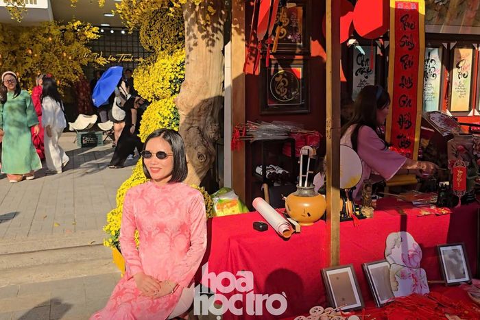 Du khách "check-in" tại gian hàng thư pháp khu vực vỉa hè đường Nguyễn Thị Minh Khai và đường Phạm Ngọc Thạch.