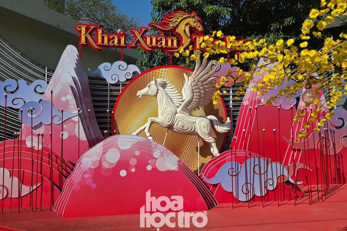 "Khai Xuân Tốc Lực" với hình ảnh chú ngựa có cánh bay lên trời.