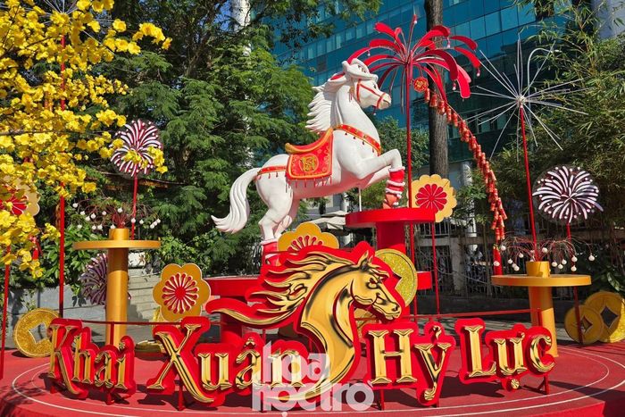 Chú ngựa trắng cách điệu đáng yêu tại khu vực Khai Xuân Hỷ Lực (bên phải sân khấu).