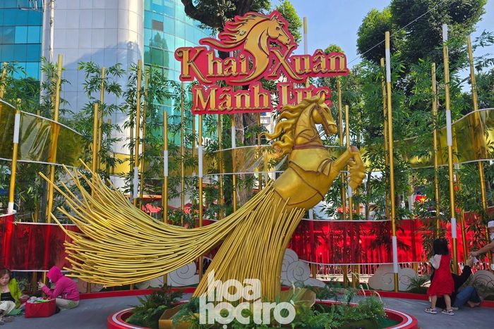 Những cây tre khiến du khách liên tưởng đến truyền thuyết Thánh Gióng.