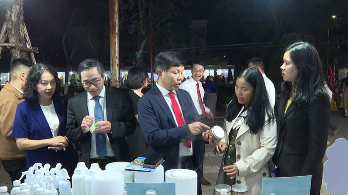 Các đại biểu tham quan gian hàng OCOP tại chương trình. Ảnh: VĂN HẢI
