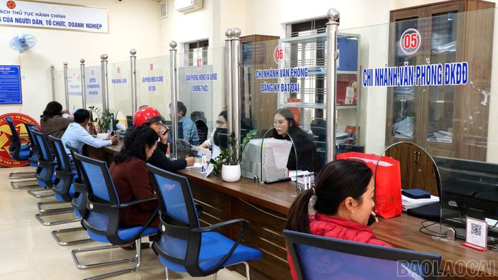 Lấy người dân là trung tâm phục vụ.