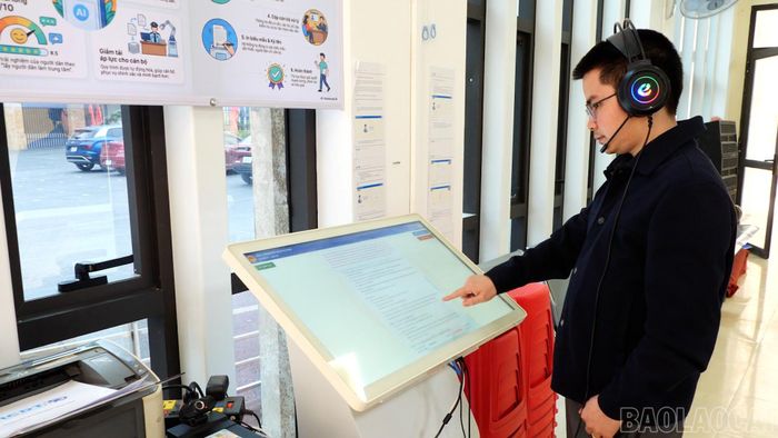 Công dân sử dụng mô hình KIOSK thông minh tại xã Mậu A.