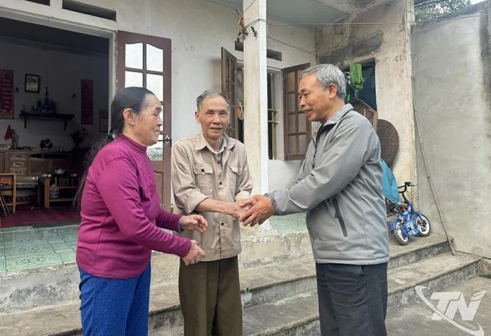 Ông Vũ Quyết Thắng, Trưởng xóm Gốc Xộp (ngoài cùng bên phải), thăm hỏi, chúc mừng gia đình bà Oanh.
