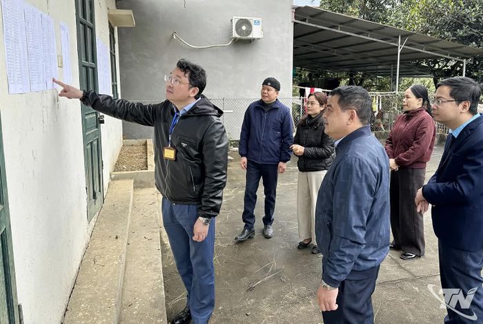 Đoàn công tác kiểm tra điểm bầu cử tại Nhà Văn hóa thôn Vằng Kè, xã Phúc Lộc.