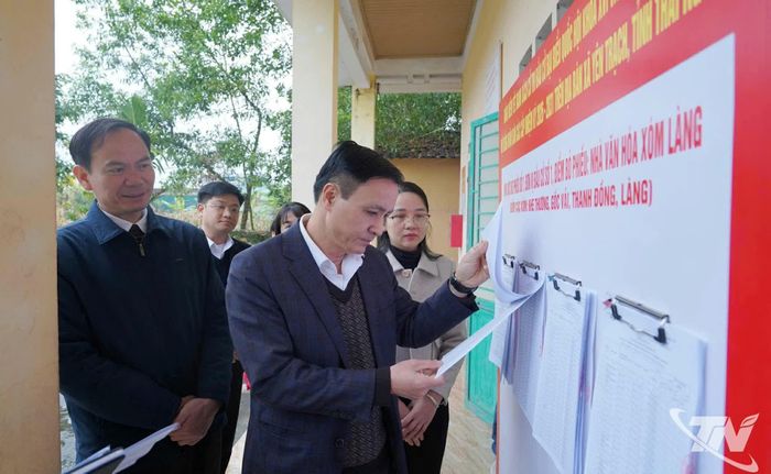 Đoàn công tác kiểm tra tại Nhà văn hóa Xóm Làng, xã Yên Trạch.