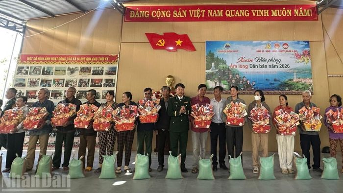  Tặng quà cho các gia đình chính sách, gia đình khó khăn. 