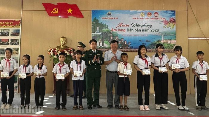  Tặng quà cho học sinh nghèo vượt khó. 