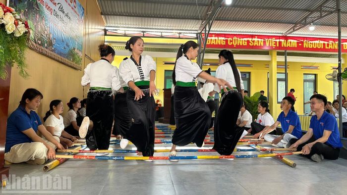  Tiết mục múa sạp khai mạc chương trình. 