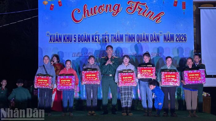  Đại tá Nguyễn Hữu Phước, Bí thư Đảng ủy, Chính ủy Ban Chỉ huy phòng thủ khu vực 3 - Ea Súp tặng quà các gia đình khó khăn. 