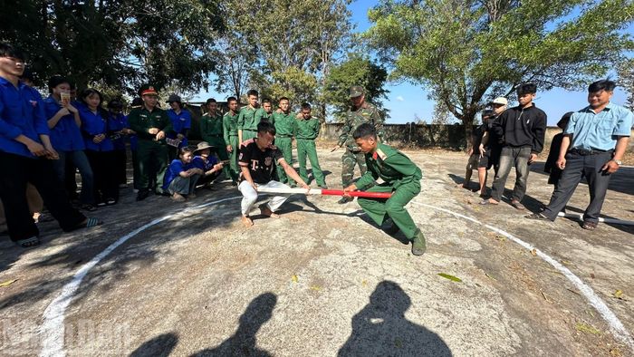  Trò chơi đẩy gậy thu hút đông đảo chiến sĩ và đoàn viên thanh niên tham gia. 