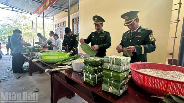  Bộ đội biên phòng và nhân dân xã Ia Rvê gói bánh chưng xanh. 