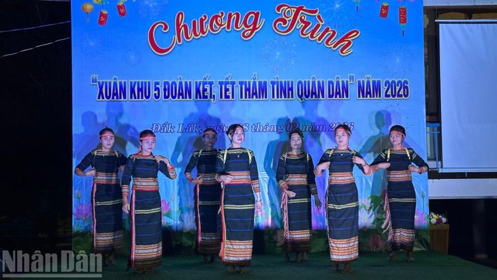  Chương trình giao lưu văn nghệ. 
