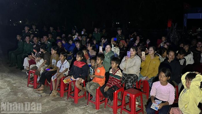  Đêm văn nghệ thu hút hàng nghìn người tham gia thưởng thức. 