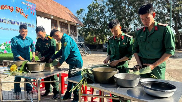  Các cán bộ, chiến sĩ trổ tài gói bánh chưng xanh. 