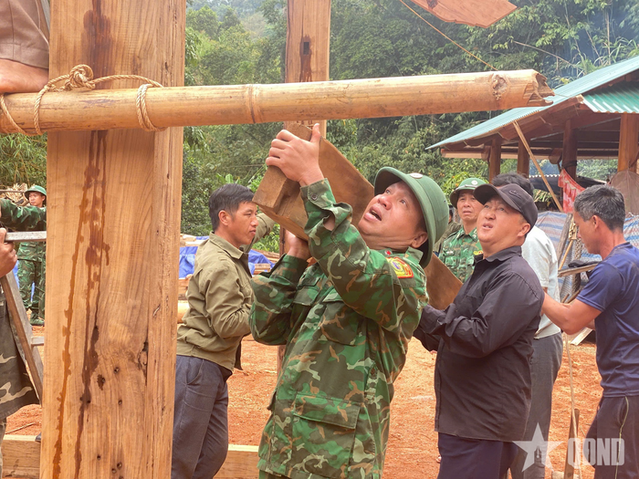 Cán bộ, chiến sĩ Đồn Biên phòng Tam Hợp dựng nhà cho gia đình ông Xồng Phái Đà, bản Huồi Sơn, xã Tam Thái. Ảnh: XUÂN SƠN