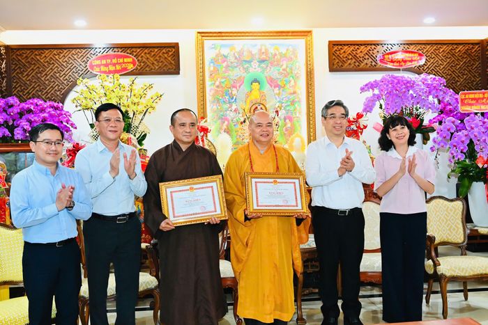 Lãnh đạo TPHCM trao Bằng khen đến hai vị Thượng tọa. Ảnh: VIỆT DŨNG