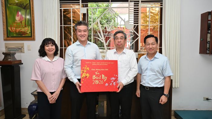 Đồng chí Nguyễn Phước Lộc tặng quà, chúc tết gia đình đồng chí Trần Quốc Hương