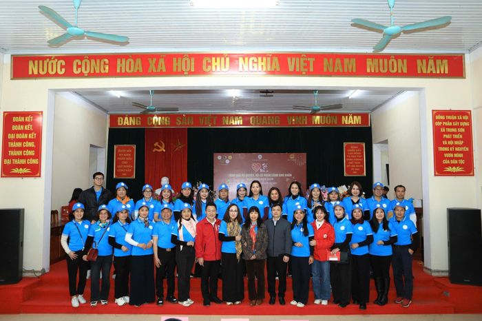 Các kiều bào chụp hình lưu niệm tại chương trình.