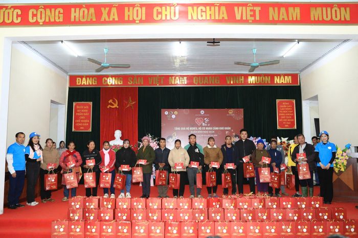 Tại Nhà văn hóa xã Tân Trào, đoàn đã trao 211 suất quà cho 135 học sinh nghèo, 29 trẻ mồ côi và 47 trẻ em khuyết tật.