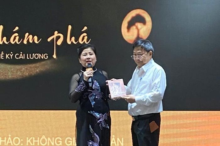 Soạn giả Linh Huyền (trái) giới thiệu sách "Học âm nhạc cải lương" tại chương trình. Ảnh: BCL