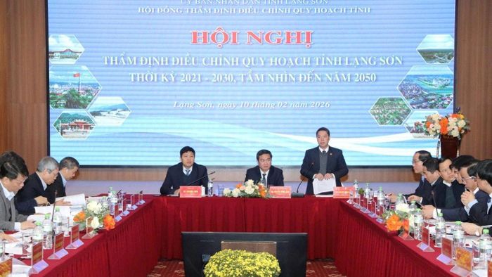 Ông Đoàn Thanh Sơn, Phó Chủ tịch UBND tỉnh điều hành thảo luận. Ảnh: BLS