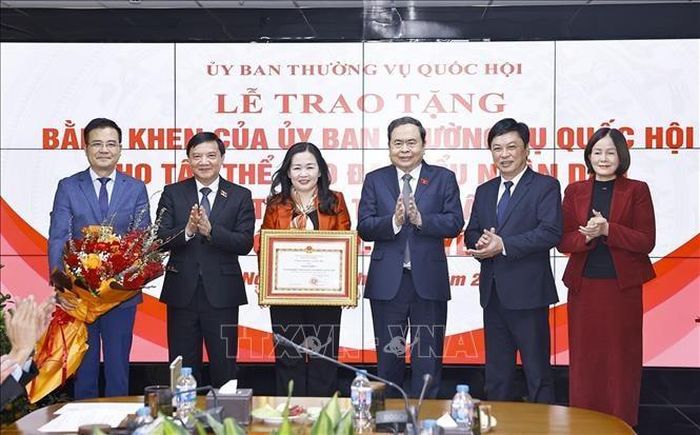 Chủ tịch Quốc hội Trần Thanh Mẫn tặng Bằng khen cho tập thể Báo Đại biểu Nhân dân đạt thành tích xuất sắc trong công tác chuyển đổi số. Ảnh: TTXVN