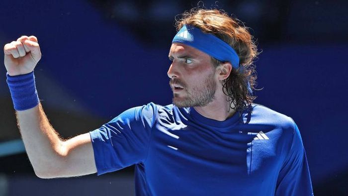 Tsitsipas cần tìm lại bản sắc trong lối chơi tấn công.